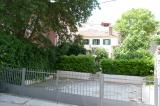 Gli appartamenti sono situati al piano terra e primo piano di una tipica casa dalmata, in una zona verde...