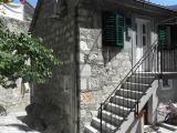 L'appartamento è situato in una casa di pietra tradizionale dalmata, che si trova accanto al centro...