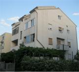Tomis appartamento si trova al 2 piano di un piccolo condominio, che si trova in una strada tranquilla...