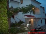 La casa si trova vicino alla strada principale, ma ancora in una tranquilla okruženju.Oko casa è ben...