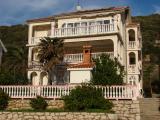 Questa casa si trova a Supetarska Drazi prossimo ACI marina. Si trova a soli 50 metri dai negozi e 20m...