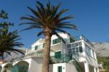 Appartamenti Tre palme in una piccola località turistica sulla riviera di Makarska, ai piedi del Biokovo...