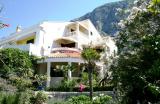 La nostra Villa **** con cinque esclusivo appartamento situato a soli 150 metri dalla spiaggia con una...